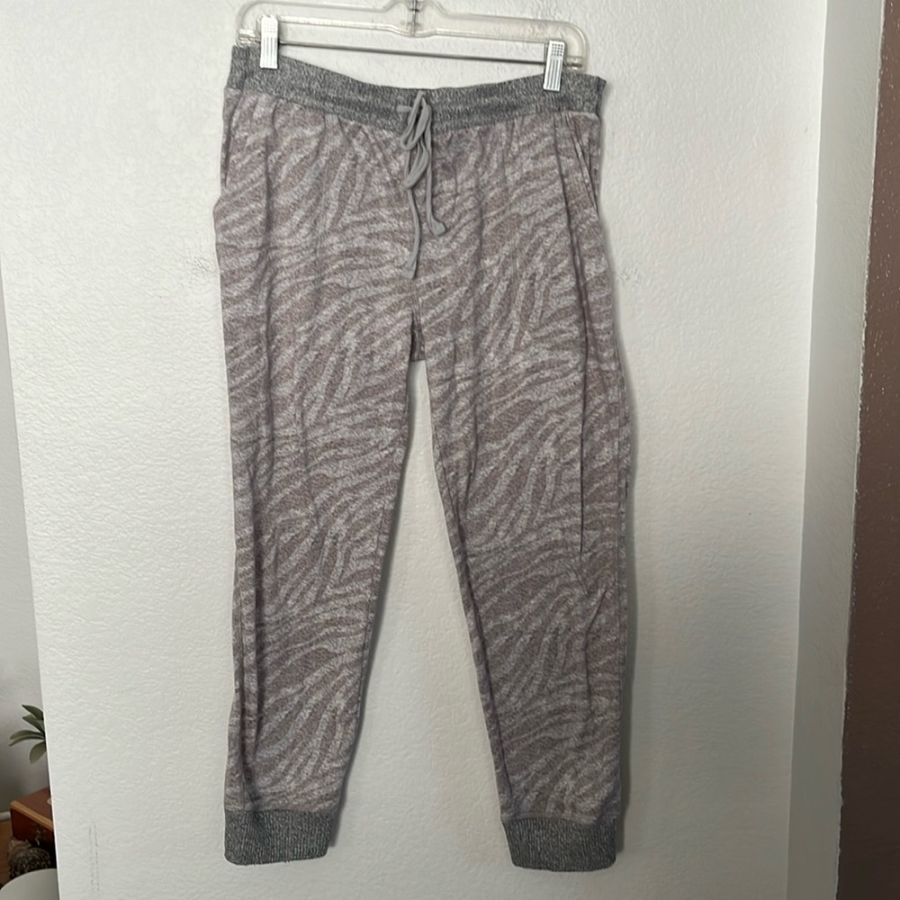 🩶🐆SWEATPANTS BY SPLENDID SZ L (36Wx24L) GREY ANIMAL PRINT GREAT CONDITION!